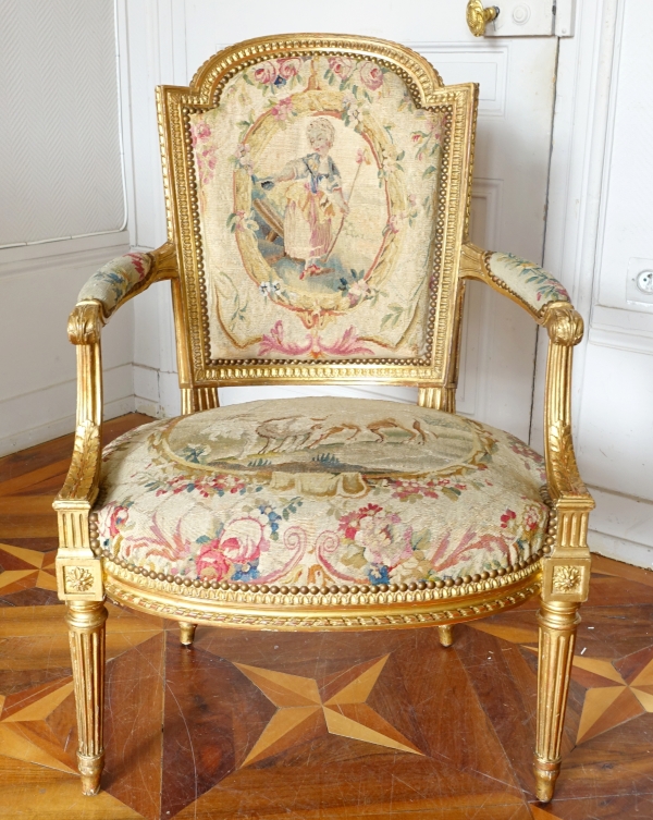 Paire de fauteuils cabriolet en bois doré et tapisserie, époque Louis XVI - modèle de Boulard