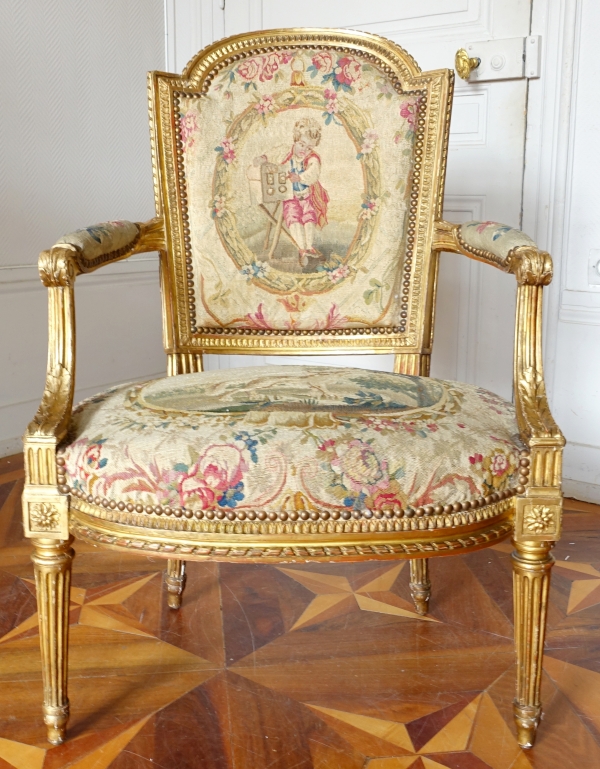 Paire de fauteuils cabriolet en bois doré et tapisserie, époque Louis XVI - modèle de Boulard