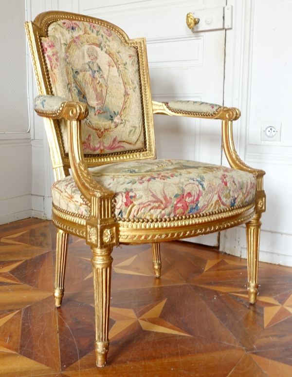 Paire de fauteuils cabriolet en bois doré et tapisserie, époque Louis XVI - modèle de Boulard