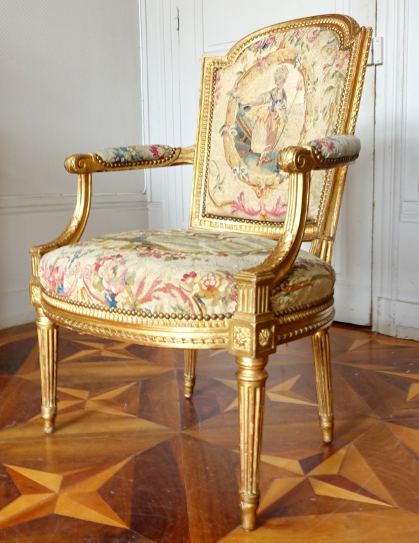 Paire de fauteuils cabriolet en bois doré et tapisserie, époque Louis XVI - modèle de Boulard