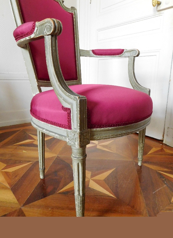 Paire de fauteuils cabriolets d'époque Louis XVI, faille de soie pourpre