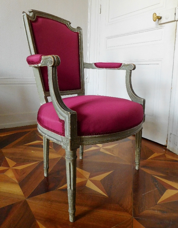 Paire de fauteuils cabriolets d'époque Louis XVI, faille de soie pourpre