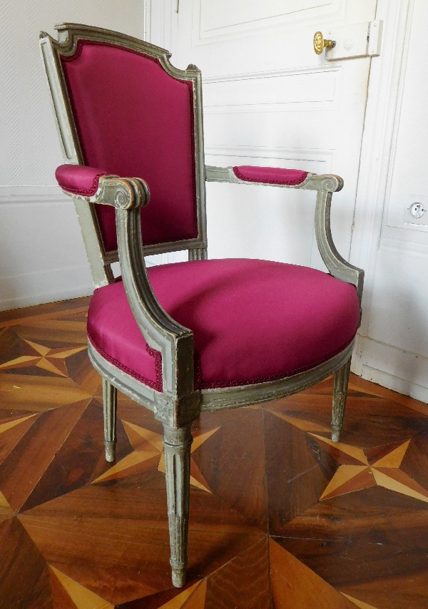 Paire de fauteuils cabriolets d'époque Louis XVI, faille de soie pourpre