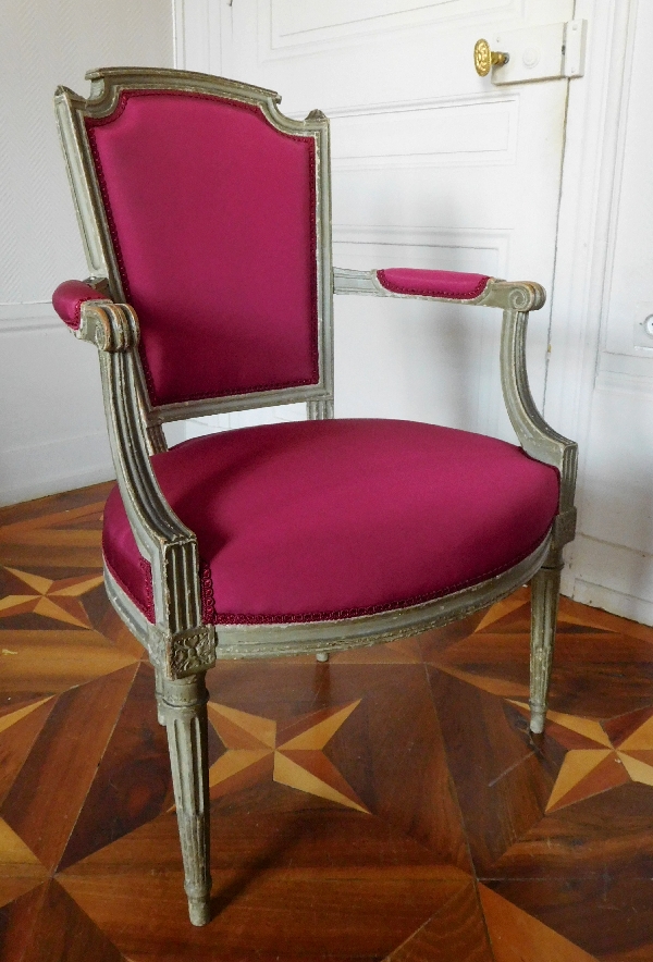 Paire de fauteuils cabriolets d'époque Louis XVI, faille de soie pourpre