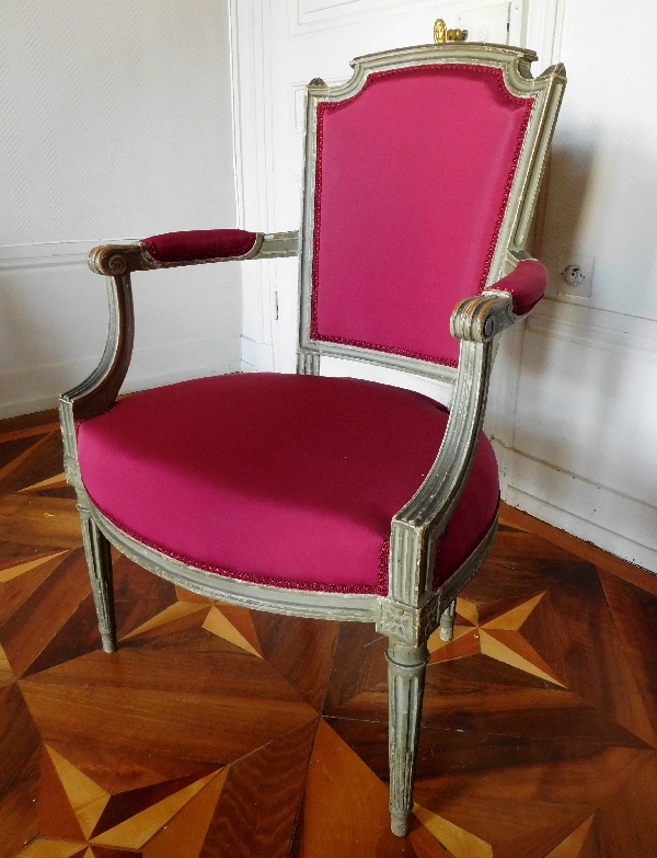 Paire de fauteuils cabriolets d'époque Louis XVI, faille de soie pourpre