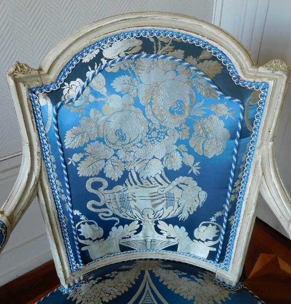 Claude Séné : paire de fauteuils cabriolets d'époque Louis XVI estampillés, soie Tassinari & Châtel