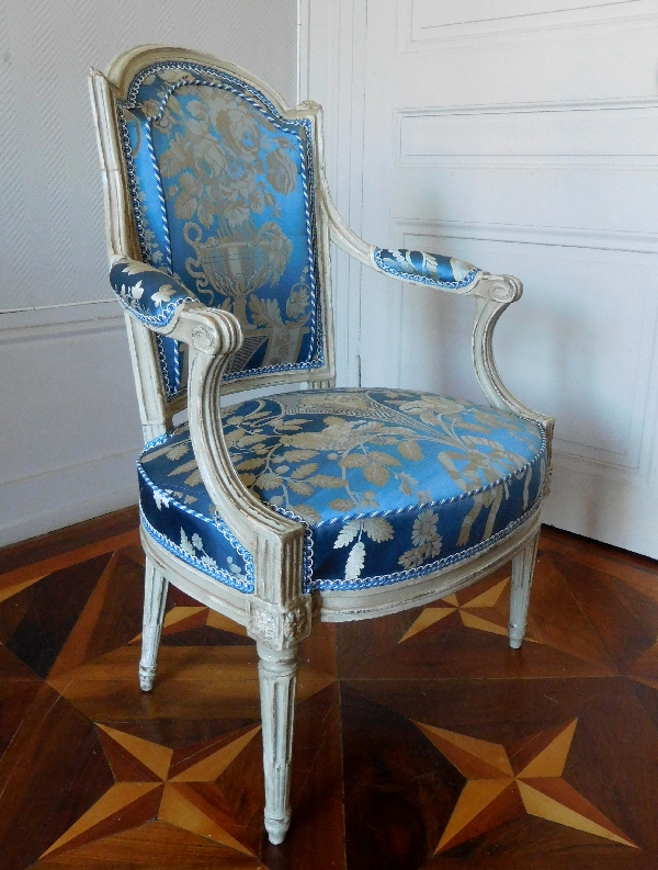 Claude Séné : paire de fauteuils cabriolets d'époque Louis XVI estampillés, soie Tassinari & Châtel