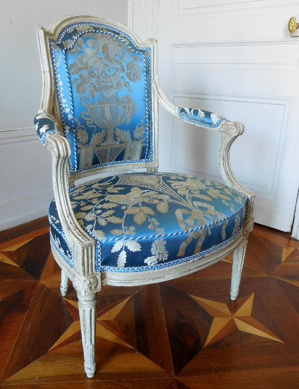 Claude Séné : paire de fauteuils cabriolets d'époque Louis XVI estampillés, soie Tassinari & Châtel