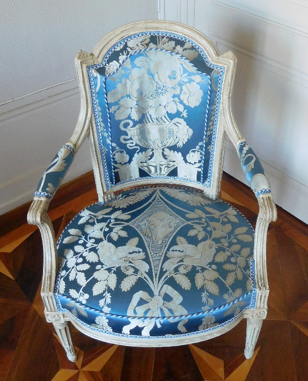 Claude Séné : paire de fauteuils cabriolets d'époque Louis XVI estampillés, soie Tassinari & Châtel