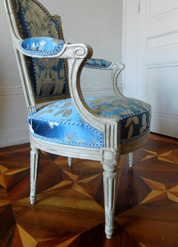 Claude Séné : paire de fauteuils cabriolets d'époque Louis XVI estampillés, soie Tassinari & Châtel