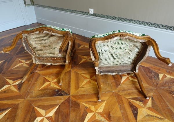 Paire de fauteuils cannés d'époque Louis XV en noyer, travail Lyonnais, entourage de Nogaret