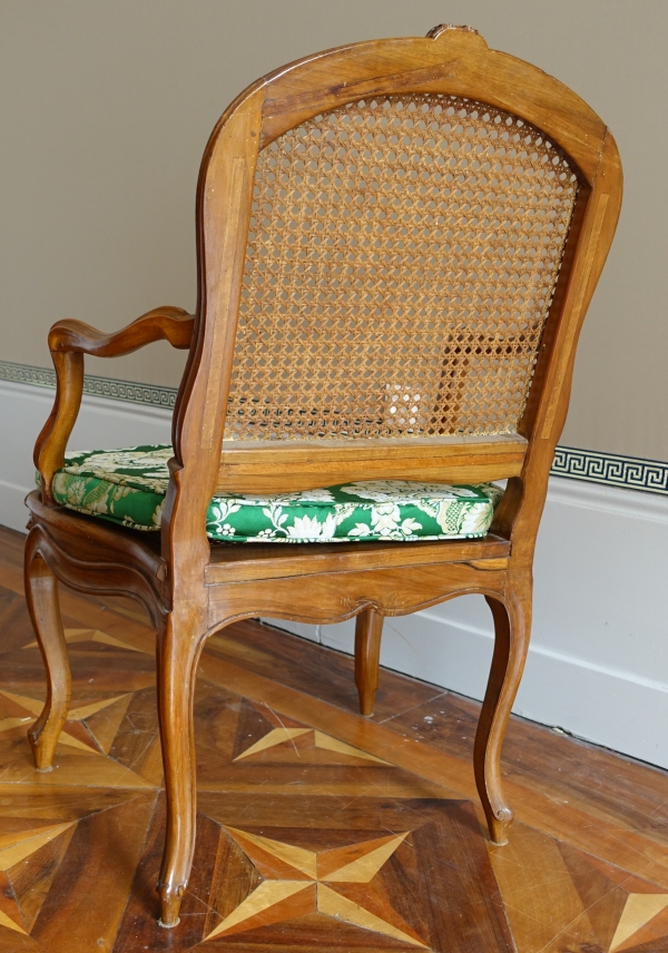 Paire de fauteuils cannés d'époque Louis XV en noyer, travail Lyonnais, entourage de Nogaret
