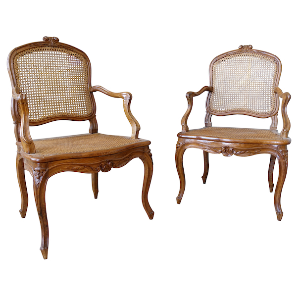 Paire de fauteuils cannés d'époque Louis XV en noyer, travail Lyonnais, entourage de Nogaret