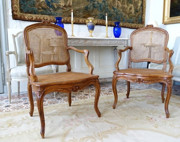 Paire de fauteuils cannés d'époque Louis XV en noyer, travail Lyonnais, entourage de Nogaret