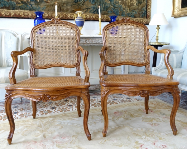 Paire de fauteuils cannés d'époque Louis XV en noyer, travail Lyonnais, entourage de Nogaret