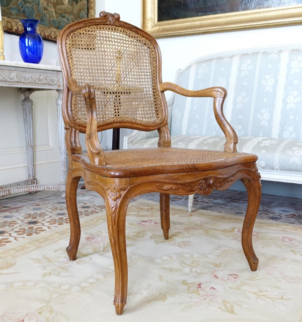 Paire de fauteuils cannés d'époque Louis XV en noyer, travail Lyonnais, entourage de Nogaret