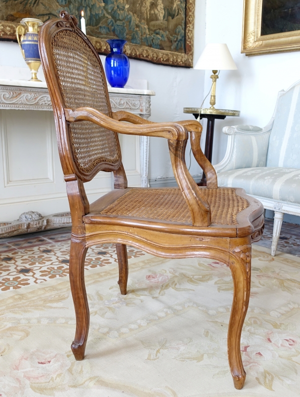 Paire de fauteuils cannés d'époque Louis XV en noyer, travail Lyonnais, entourage de Nogaret