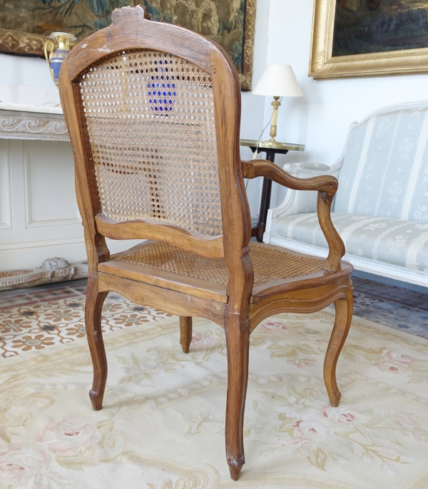 Paire de fauteuils cannés d'époque Louis XV en noyer, travail Lyonnais, entourage de Nogaret