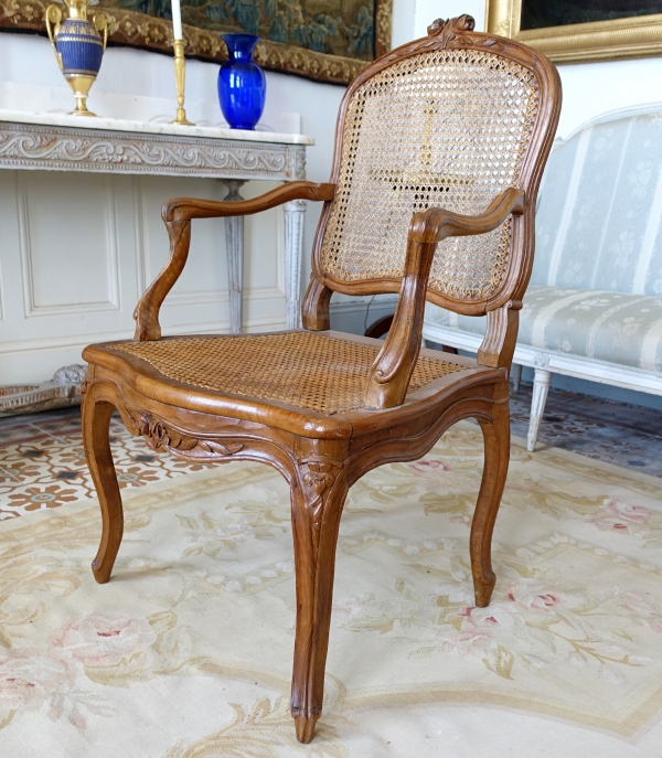 Paire de fauteuils cannés d'époque Louis XV en noyer, travail Lyonnais, entourage de Nogaret