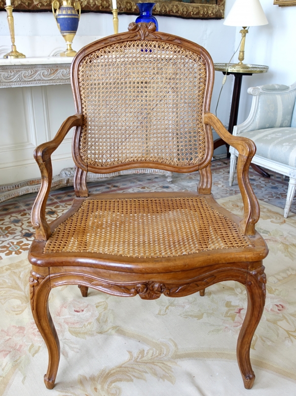 Paire de fauteuils cannés d'époque Louis XV en noyer, travail Lyonnais, entourage de Nogaret