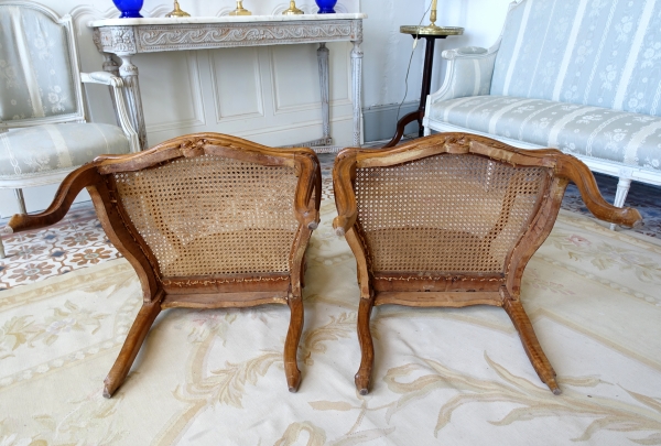 Paire de fauteuils cannés d'époque Louis XV en noyer, travail Lyonnais, entourage de Nogaret