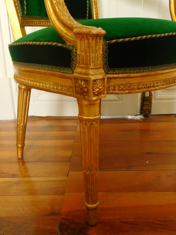 Paire de fauteuils cabriolets en bois doré estampillés JB Boulard, époque Louis XVI