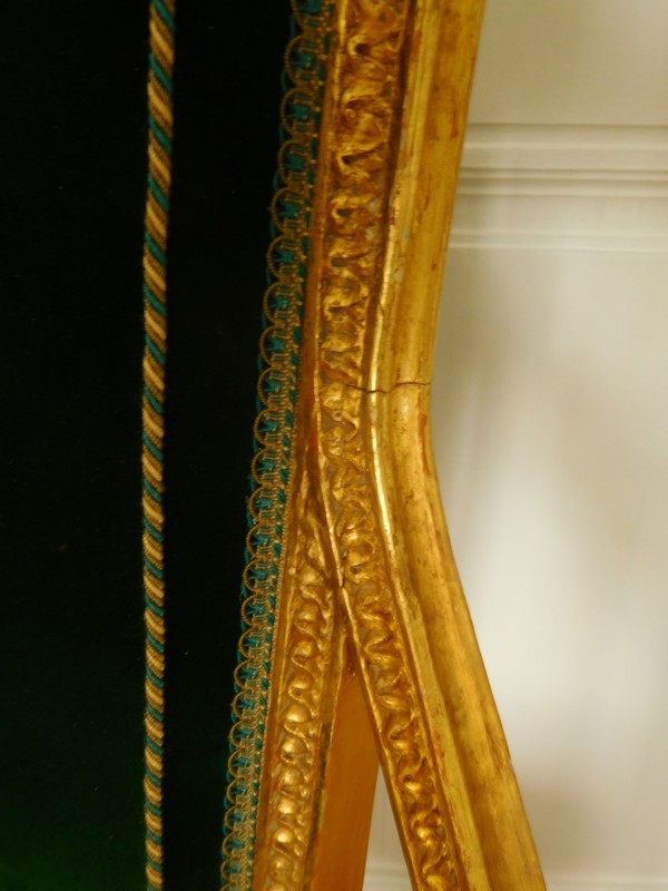 Paire de fauteuils cabriolets en bois doré estampillés JB Boulard, époque Louis XVI