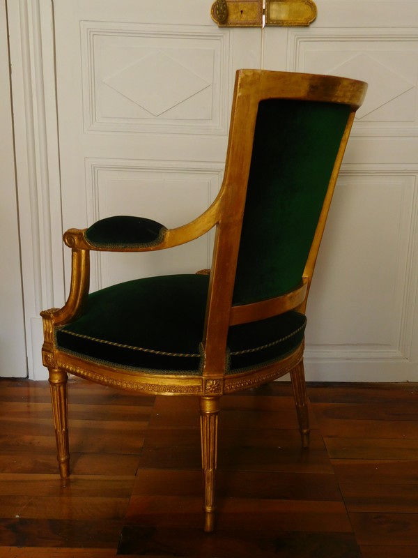 Paire de fauteuils cabriolets en bois doré estampillés JB Boulard, époque Louis XVI