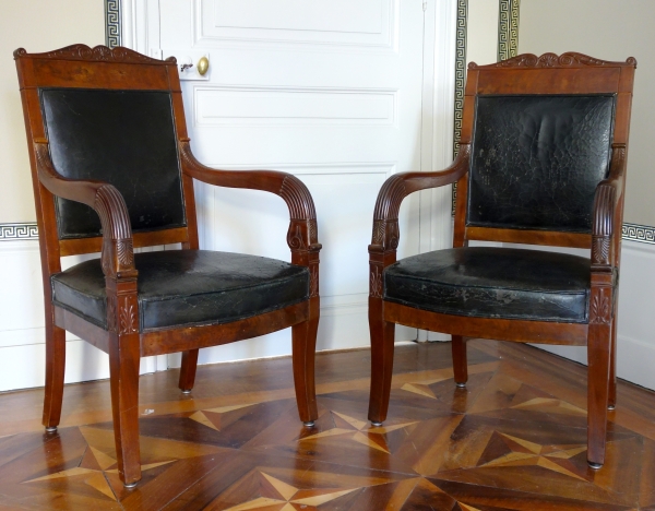 Paire de fauteuils de cabinet ou de bureau en acajou et cuir - travail parisien d'époque Empire