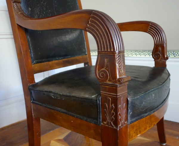 Paire de fauteuils de cabinet ou de bureau en acajou et cuir - travail parisien d'époque Empire