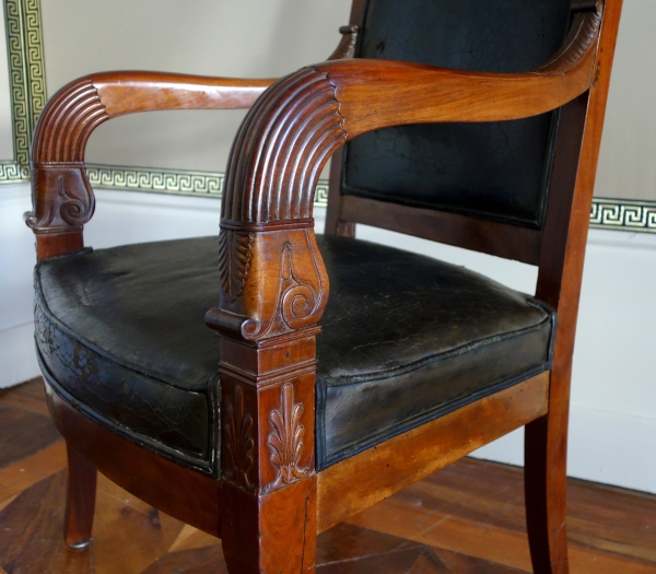 Paire de fauteuils de cabinet ou de bureau en acajou et cuir - travail parisien d'époque Empire
