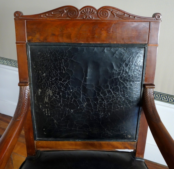 Paire de fauteuils de cabinet ou de bureau en acajou et cuir - travail parisien d'époque Empire