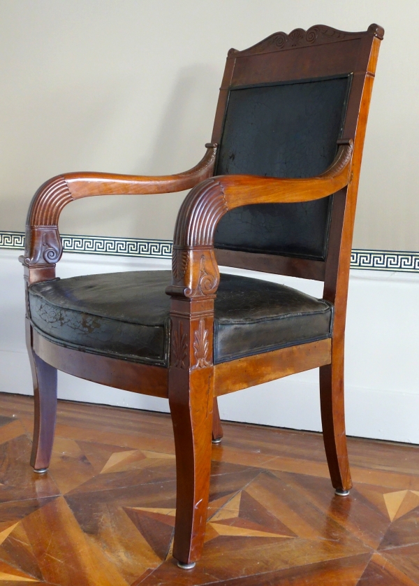 Paire de fauteuils de cabinet ou de bureau en acajou et cuir - travail parisien d'époque Empire