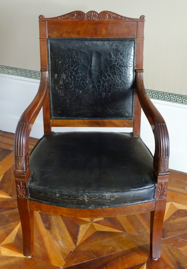 Paire de fauteuils de cabinet ou de bureau en acajou et cuir - travail parisien d'époque Empire