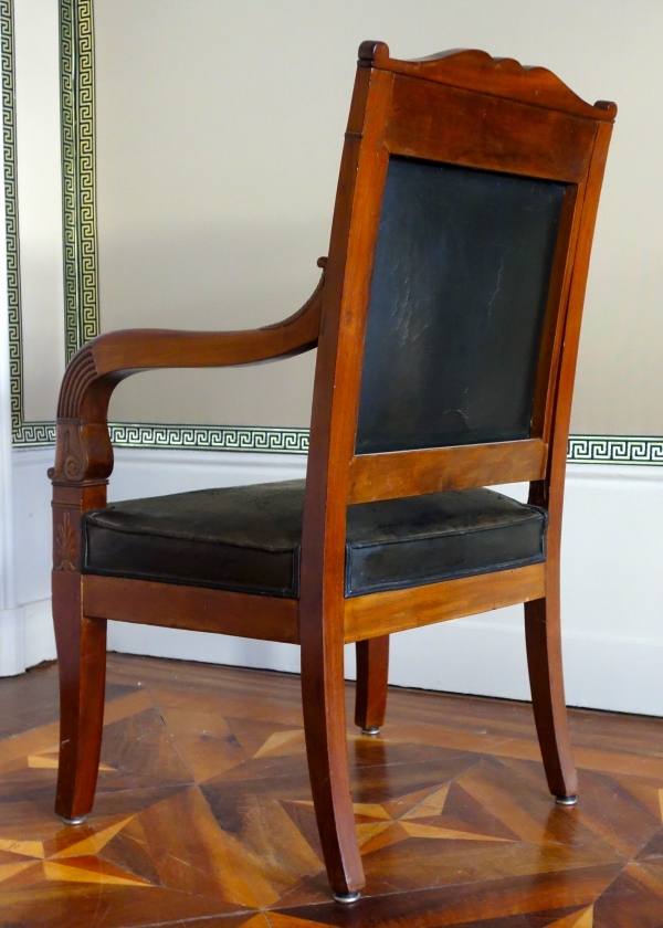 Paire de fauteuils de cabinet ou de bureau en acajou et cuir - travail parisien d'époque Empire