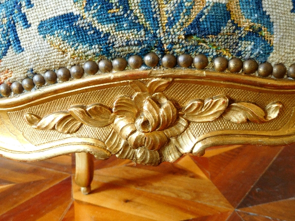 Paire de fauteuils à la Reine d'époque Louis XV en bois doré, entourage de Nogaret