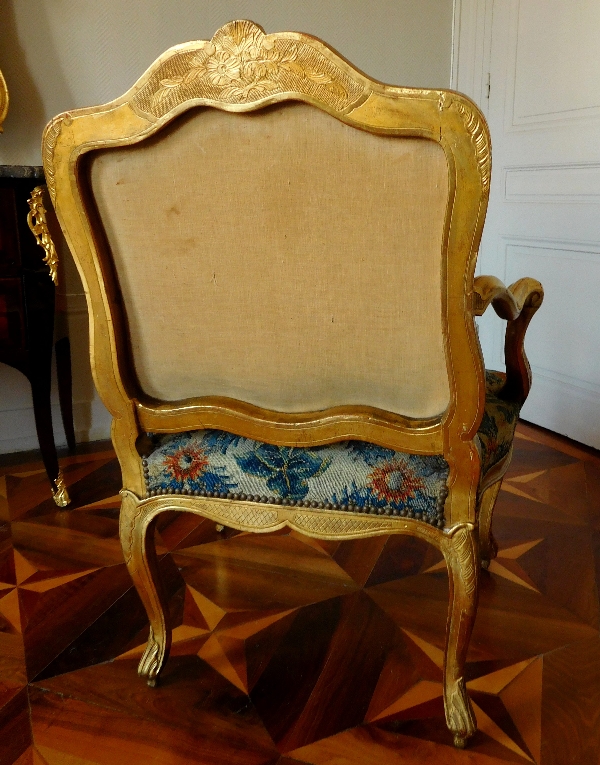 Paire de fauteuils à la Reine d'époque Louis XV en bois doré, entourage de Nogaret