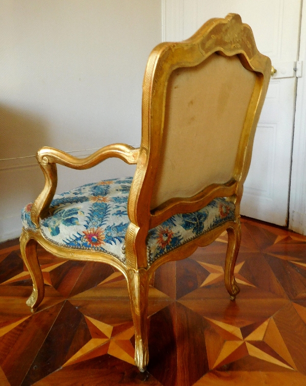 Paire de fauteuils à la Reine d'époque Louis XV en bois doré, entourage de Nogaret