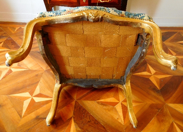 Paire de fauteuils à la Reine d'époque Louis XV en bois doré, entourage de Nogaret