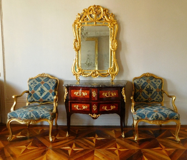 Paire de fauteuils à la Reine d'époque Louis XV en bois doré, entourage de Nogaret