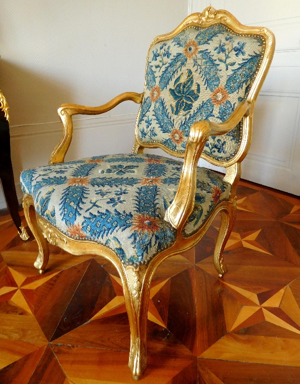 Paire de fauteuils à la Reine d'époque Louis XV en bois doré, entourage de Nogaret