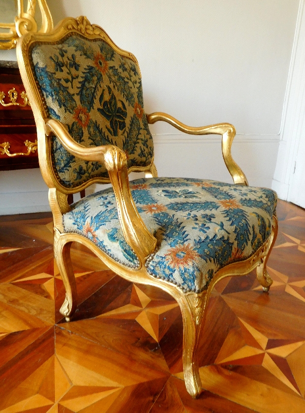 Paire de fauteuils à la Reine d'époque Louis XV en bois doré, entourage de Nogaret