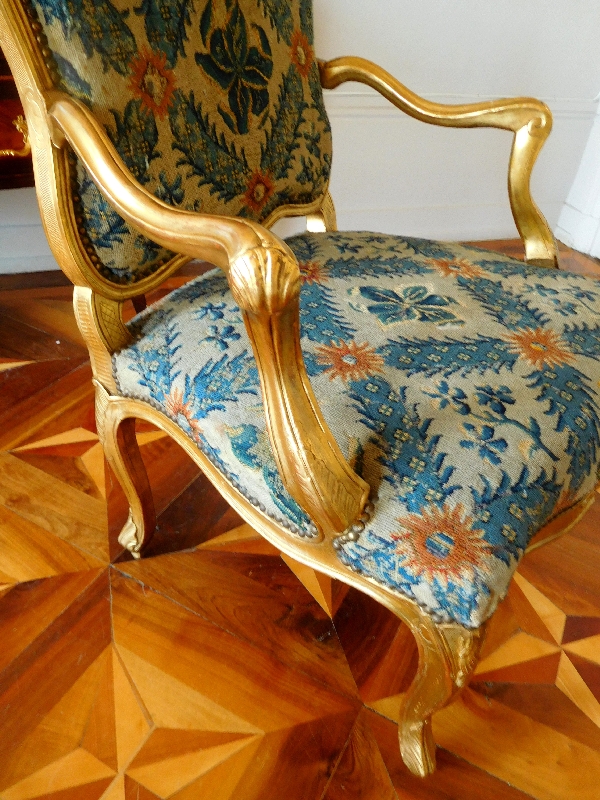 Paire de fauteuils à la Reine d'époque Louis XV en bois doré, entourage de Nogaret