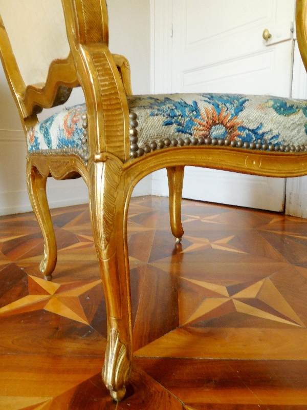 Paire de fauteuils à la Reine d'époque Louis XV en bois doré, entourage de Nogaret