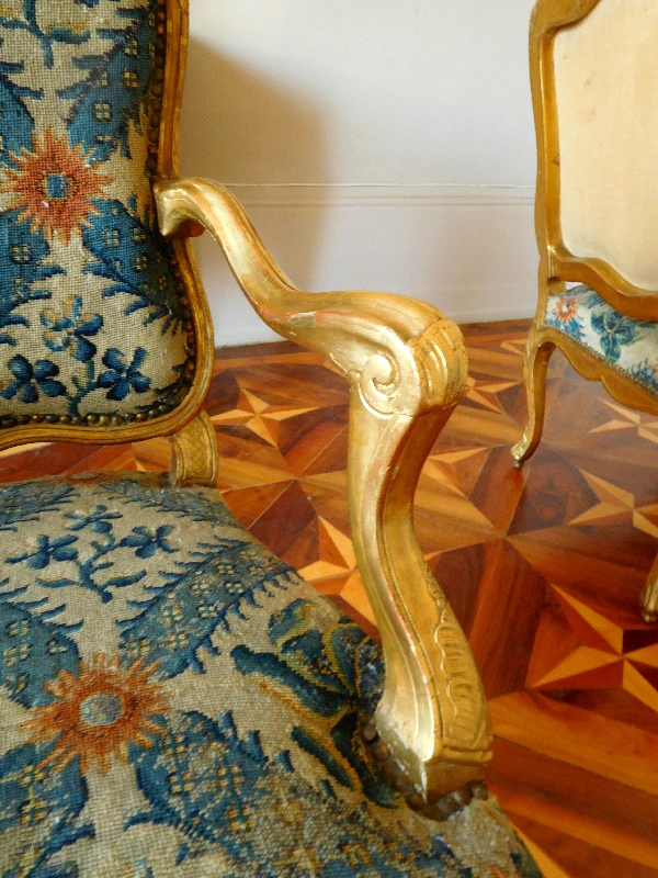 Paire de fauteuils à la Reine d'époque Louis XV en bois doré, entourage de Nogaret