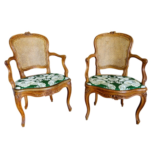 Paire de fauteuils cannés d'époque Louis XV en noyer, travail Lyonnais, entourage de Nogaret