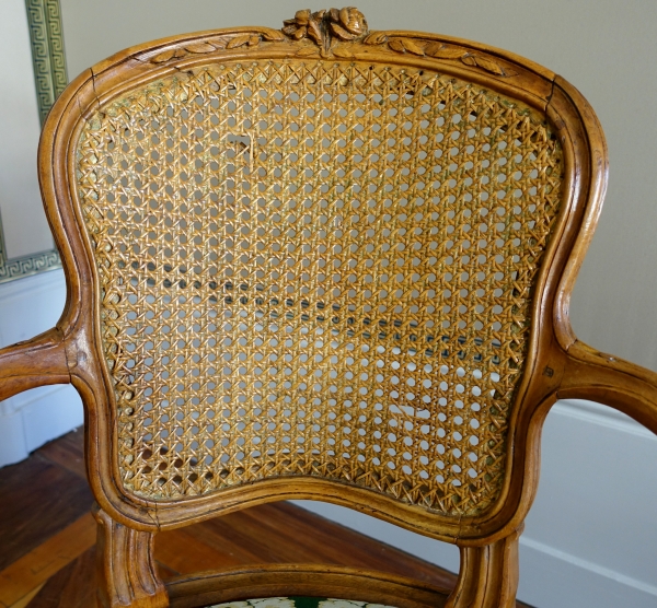 Paire de fauteuils cannés d'époque Louis XV en noyer, travail Lyonnais, entourage de Nogaret