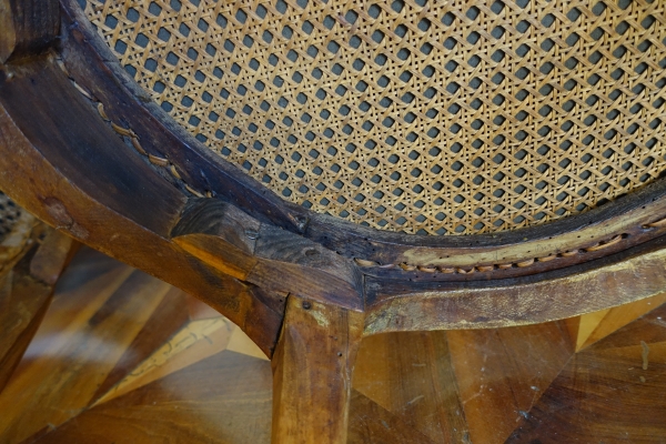 Paire de fauteuils cannés d'époque Louis XV en noyer, travail Lyonnais, entourage de Nogaret