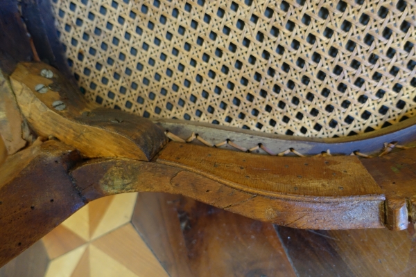 Paire de fauteuils cannés d'époque Louis XV en noyer, travail Lyonnais, entourage de Nogaret
