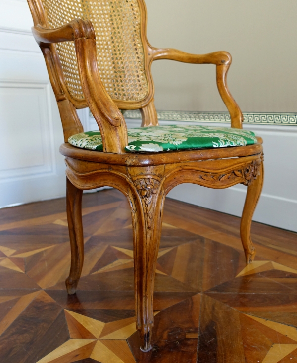 Paire de fauteuils cannés d'époque Louis XV en noyer, travail Lyonnais, entourage de Nogaret
